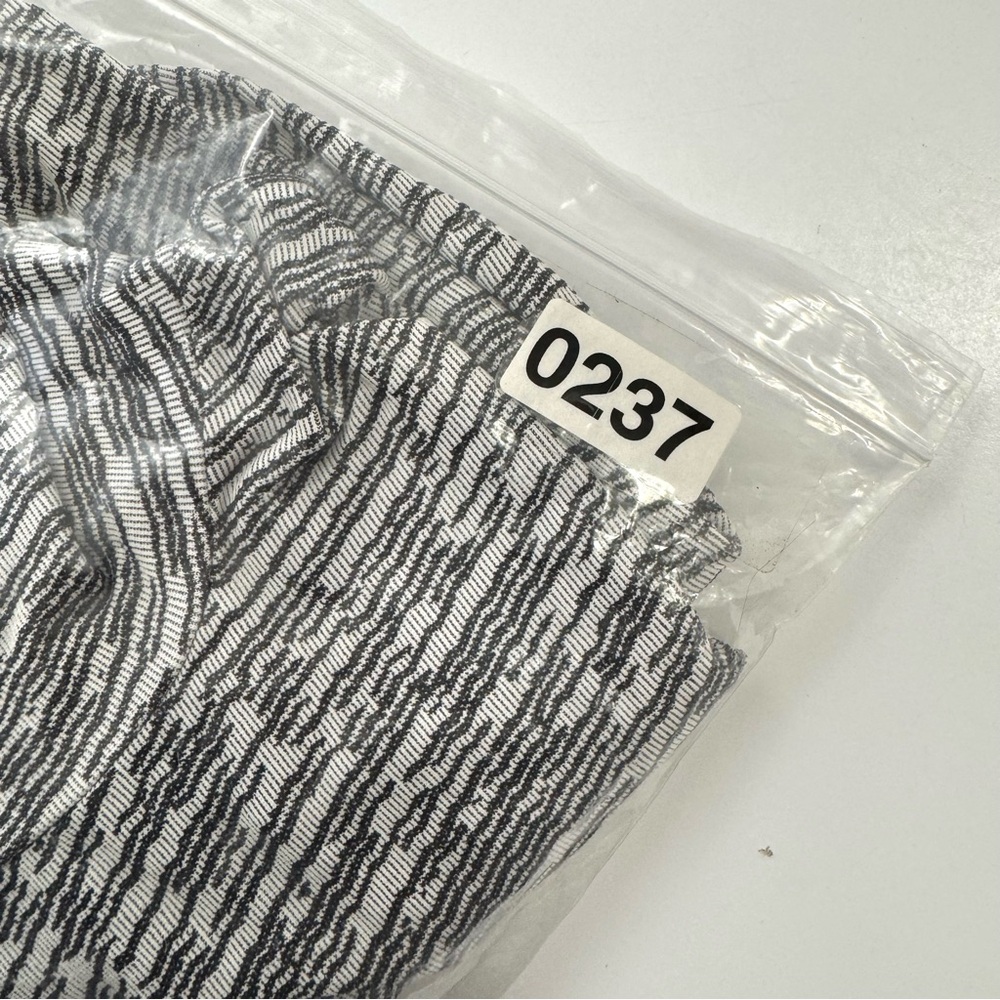 Athleta Women’s Sz L Flurry Seamless Turtleneck Long Sleeve Top Black & White - Picture 14 of 14